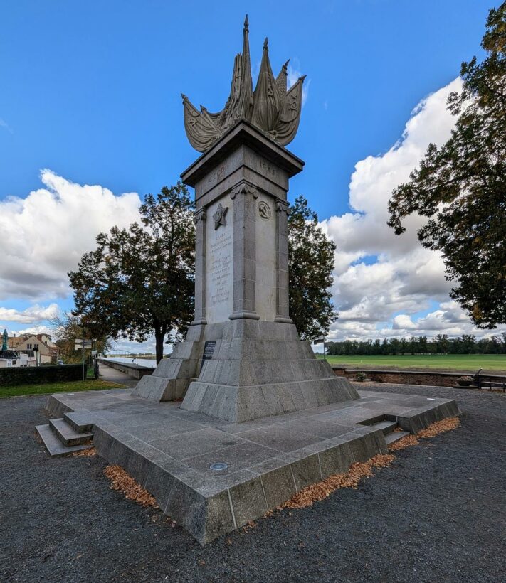 Denkmal der Begegnung in Torgau, ein Gedenkstein mit Inschriften auf Deutsch und Russisch, der an das historische Zusammentreffen von US-amerikanischen und sowjetischen Truppen im April 1945 erinnert.