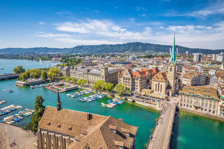 Zürich, Schweiz - Luftbild von der Altstadt und dem Fluss Limmat